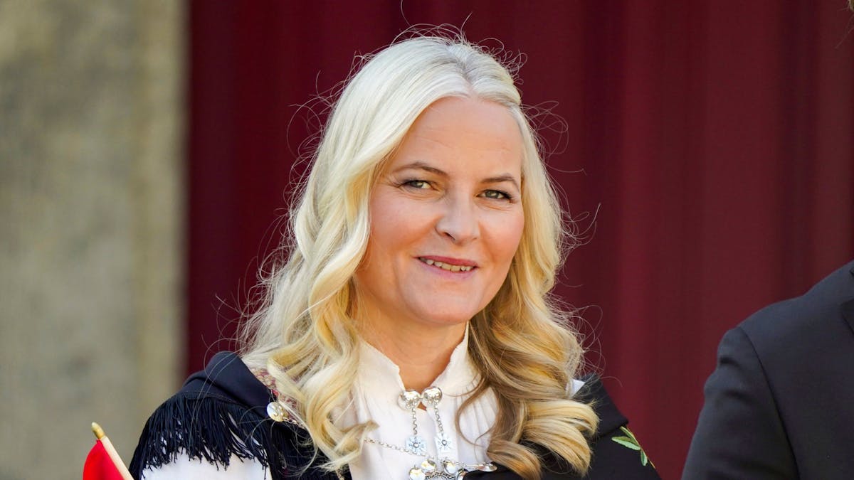 Kronprinzessin Mette-Marit von Norwegen beobachtet eine Parade anlässlich des norwegischen Verfassungstages in Skaugum, ihrer offiziellen Residenz, in der Nähe von Oslo.