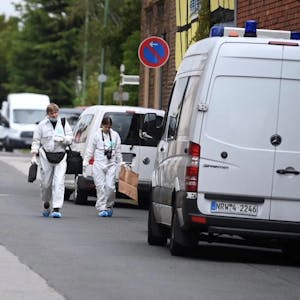 Das Bild zeigt zwei Beamte der Bonner Mordkommission, wie sie über die Straße gehen.