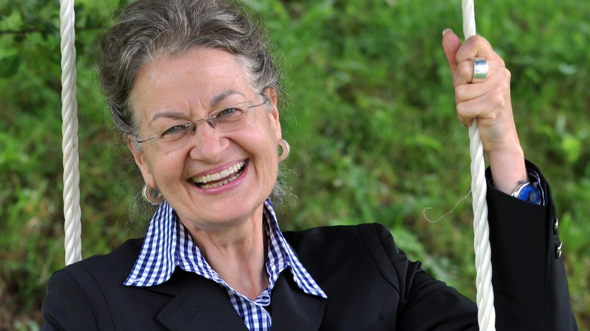 Ursula Cantieni, Schauspielerin und Darstellerin in der populären, regionalen Fernsehserie „Die Fallers“, sitzt auf einer Schaukel und lacht. Sie starb in der Nacht auf Dienstag, 15.08.2023 im Alter von 75 Jahren, wie der Südwestrundfunk (SWR) mitteilte.