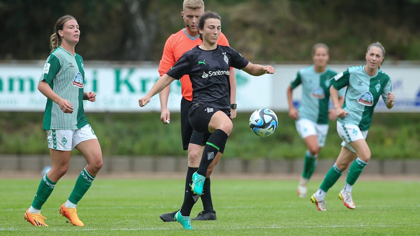 Kristina Bartsch von Borussia Mönchengladbach im Testspiel gegen Werder Bremen am 5. August 2023 am Ball.