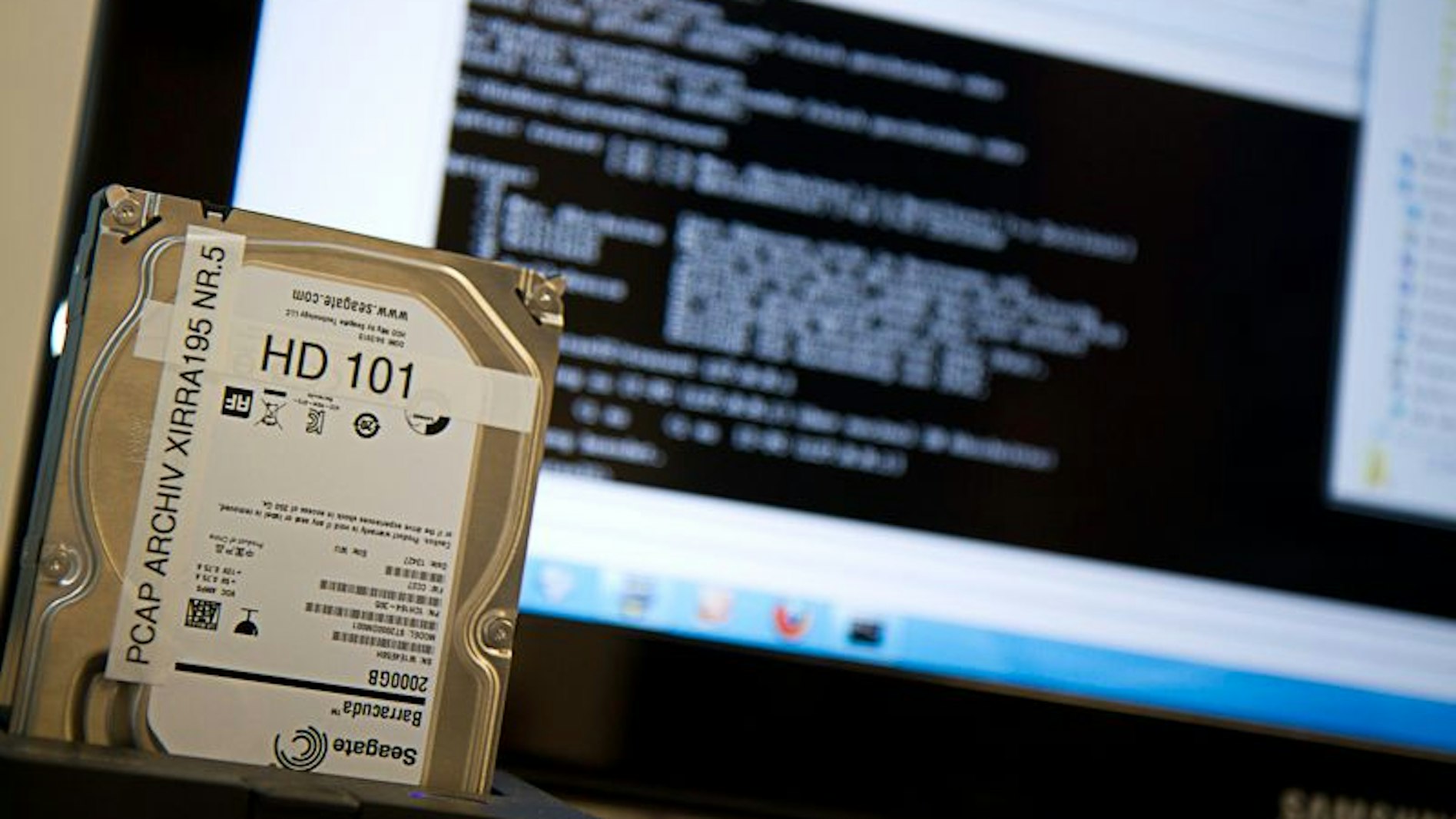 Festplatte vor einem Monitor