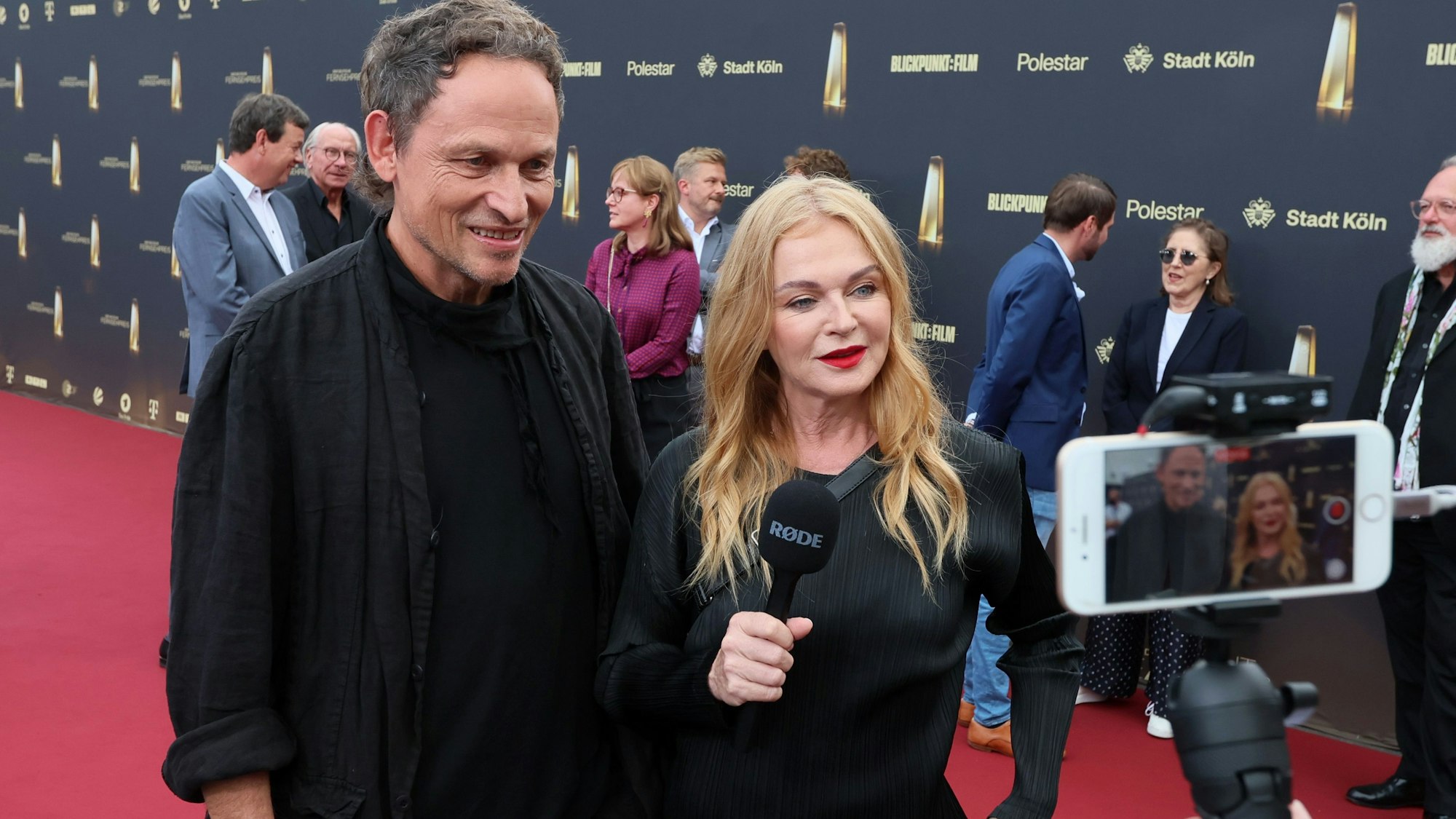 Tommi Eckert und Inga Humpe stehen beim Deutschen Fernsehpreis auf dem roten Teppich.