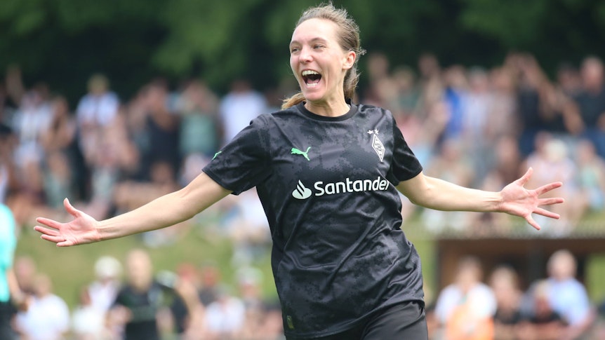 Sarah Schmitz von Borussia Mönchengladbach bejubelt am 11. Juni 2023 einen Treffer gegen die SV Elversberg.