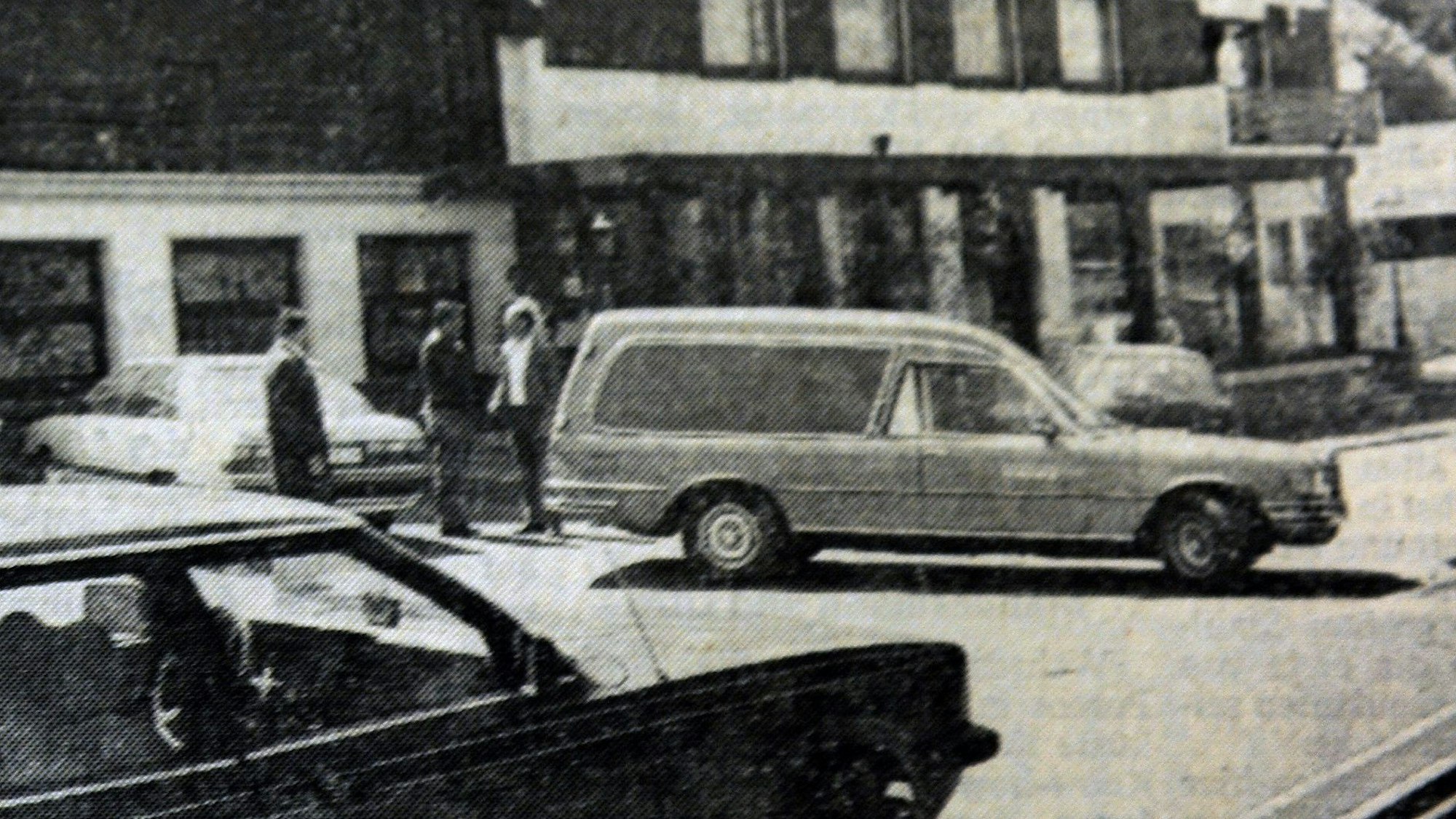 Vor der Gastätte "Naafshäuschen" in Lohmar stehen am Tag der Ermordung von Claudia Otto Einsatzfahrzeuge der Polizei und ein Leichenwagen.