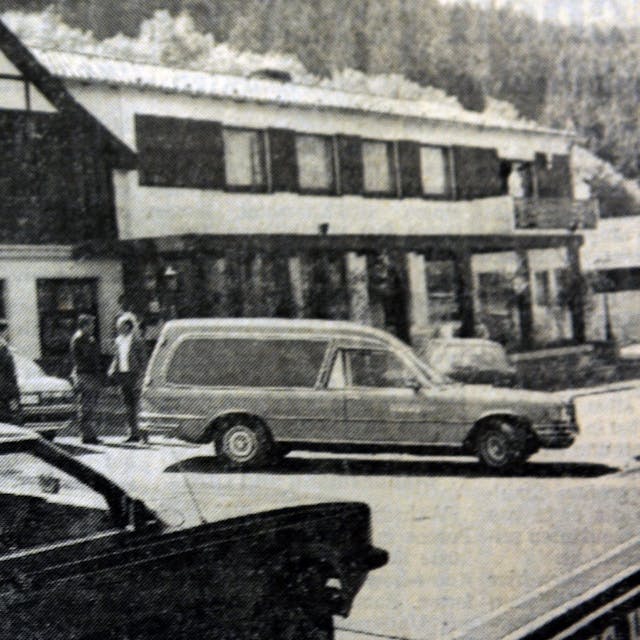 Vor der Gastätte "Naafshäuschen" in Lohmar stehen am Tag der Ermordung von Claudia Otto Einsatzfahrzeuge der Polizei und ein Leichenwagen.