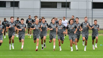 Die Spieler von Borussia Mönchengladbach laufen am 17. Juli 2023 in einer Reihe im Rahmen einer Trainingseinheit im Borussia-Park.