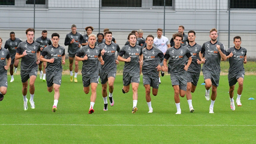 Die Spieler von Borussia Mönchengladbach laufen am 17. Juli 2023 in einer Reihe im Rahmen einer Trainingseinheit im Borussia-Park.