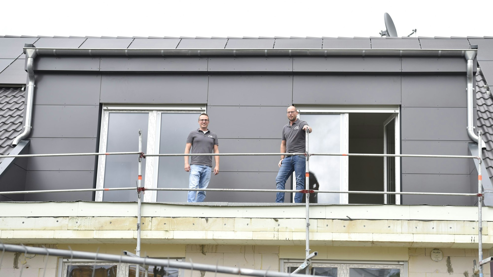 Ein nachhaltiges Mehrfamilienhaus bauen Thomas Mahlberg (links) und Christian Lorse in Dahlem.