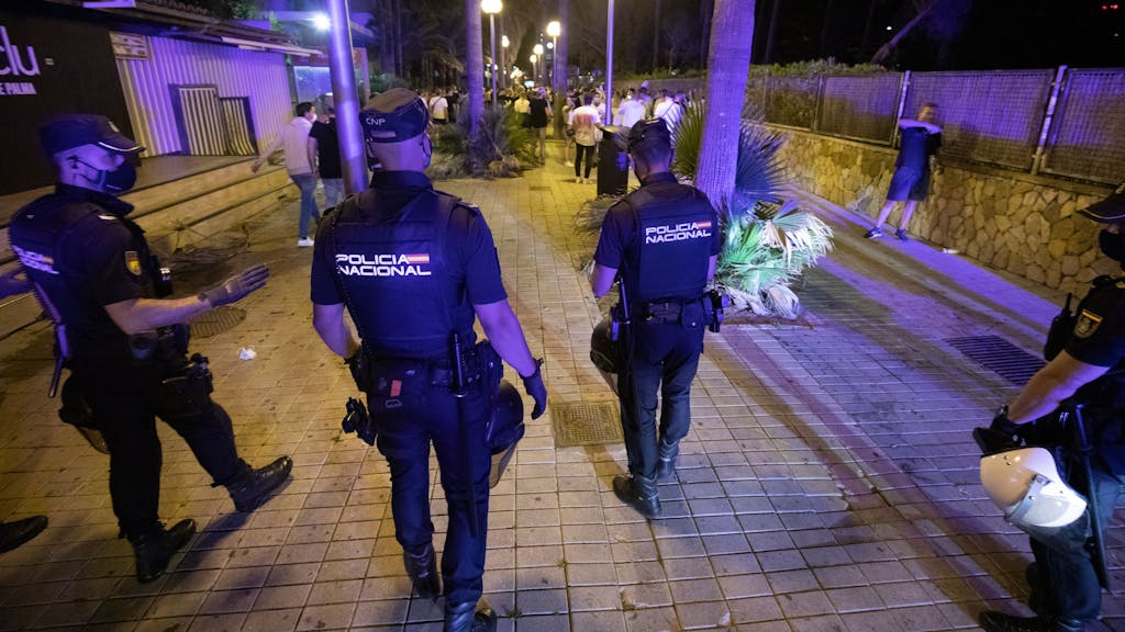 Die Polizei am Strand von El Arenal auf Mallorca.