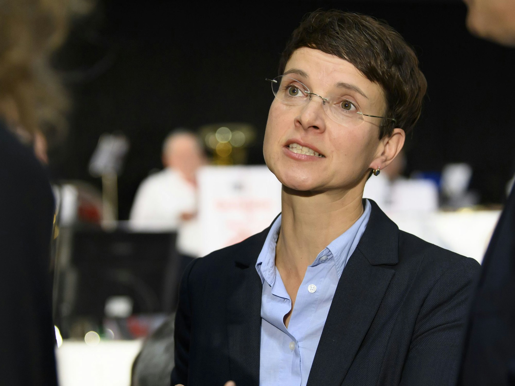 Frauke Petry, frühere Parteisprecherin der Alternative für Deutschland (AfD), unterhält sich während einer Polittagung der Aktion für eine unabhängige und neutrale Schweiz (AUNS).