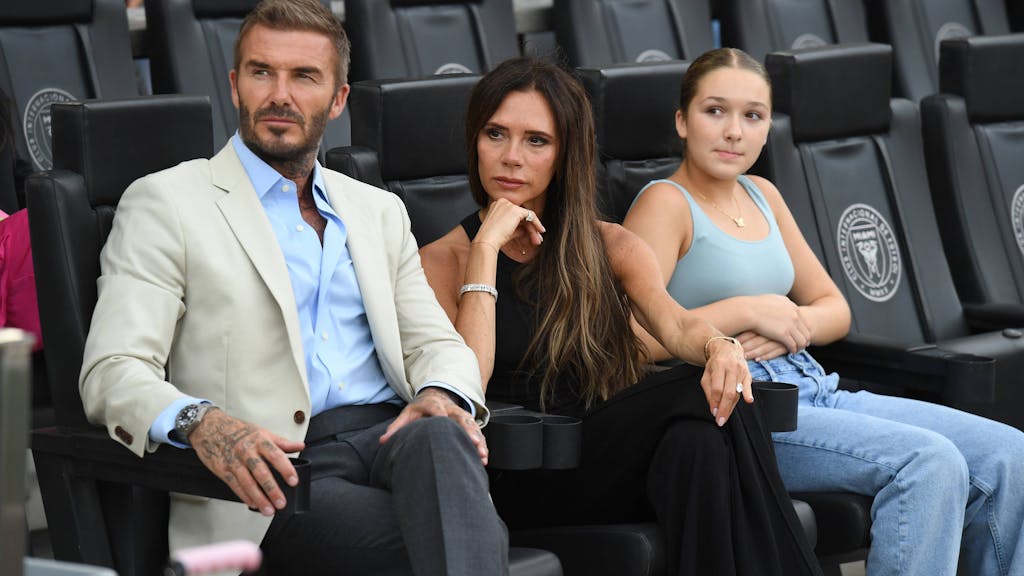 David Beckham, Victoria Beckham und Harper Beckham sitzen im Juli 2023 im Stadion von Inter Miami.