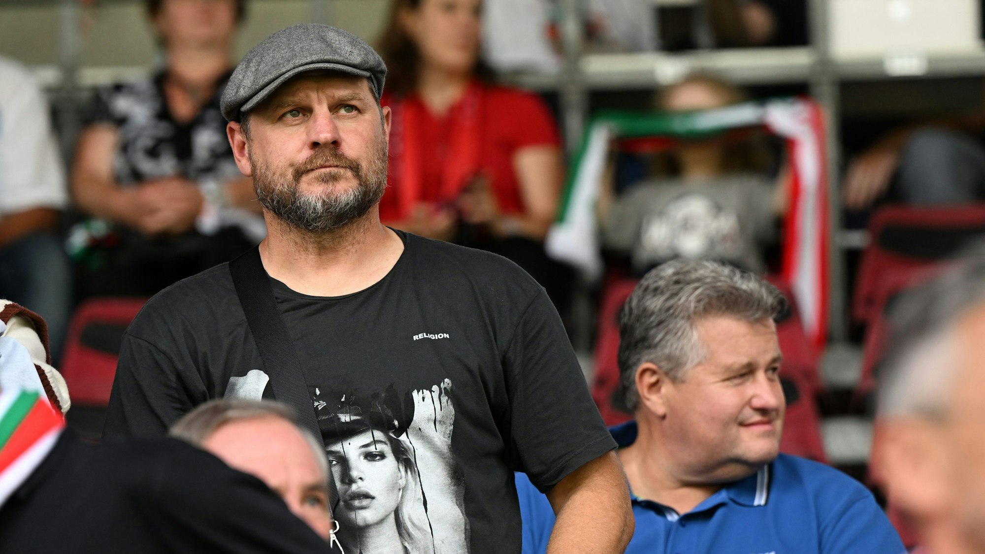 Der Trainer des 1. FC Köln, Steffen Baumgart, beobachtet das Pokal-Spiel von der Tribüne aus.