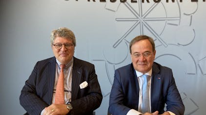 Bei der Pressekonferenz zur Westfälischen Friedenskonferenz 2023 sind zu sehen: Ex-Ministerpräsident sind Armin Laschet (r.) und Reinhard Zinkann, Inhaber des Gütersloher Geräteherstellers Miele.