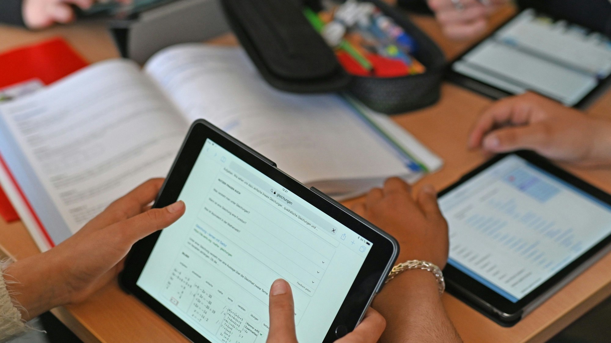 Eine Schülergruppe arbeitet mit dem iPad.