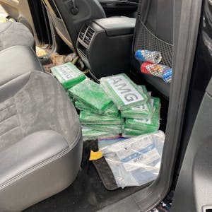 Mehrere Kokain-Päckchen liegen im Fußraum auf der Rückbank eines Fahrzeuges.