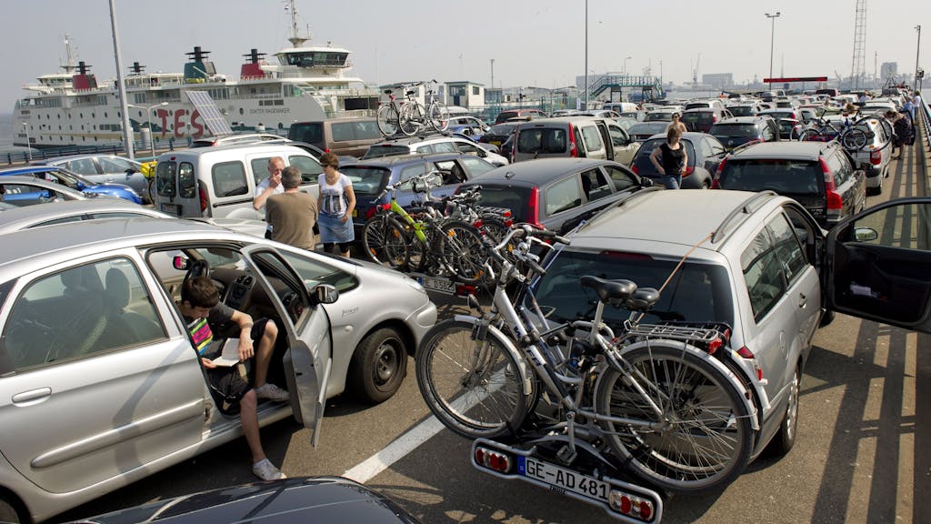 Autos warten am 22. April 2011 auf die Fähre zur Insel Texel in Den Helder.