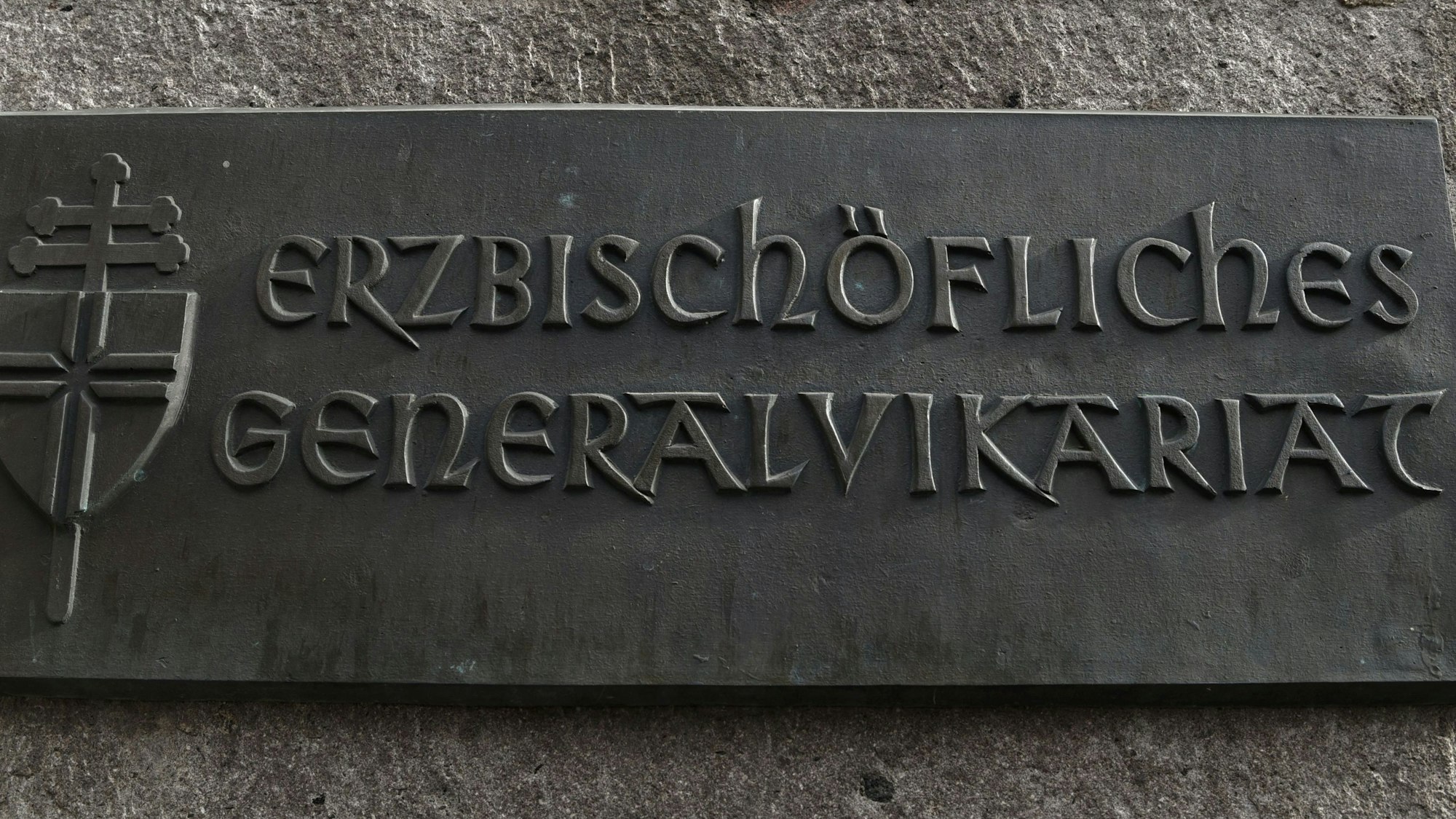 Bronzeschild am Hauptgebäude des Erzbischöflichen Generalvikariats  in der Marzellenstraße. Foto: Csaba Peter Rakoczy