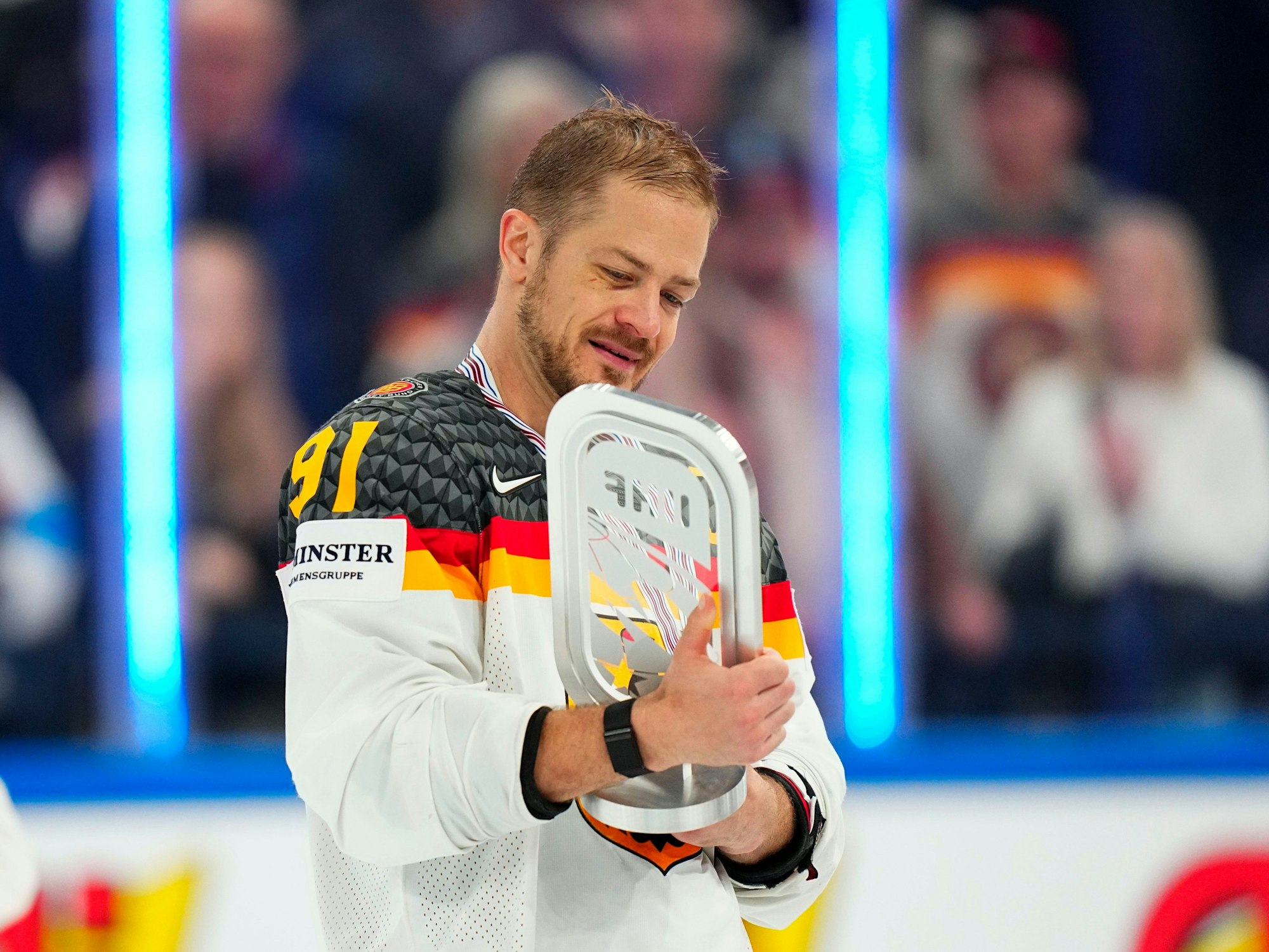 Deutschlands Moritz Müller hält einen Pokal, nachdem sein Team die Silbermedaille bei der WM 2023 gewonnen hat.



Auch auf den zweiten Platz können die deutschen Eishockeyspieler stolz sein.