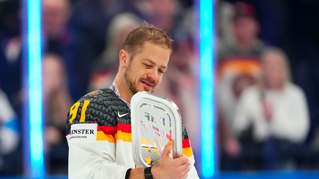 Deutschlands Moritz Müller hält einen Pokal, nachdem sein Team die Silbermedaille bei der WM 2023 gewonnen hat.



Auch auf den zweiten Platz können die deutschen Eishockeyspieler stolz sein.&nbsp;