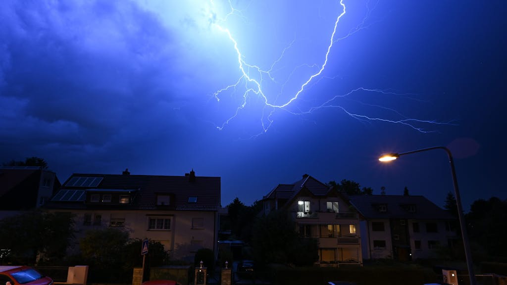 Blitze entladen sich während eines schweren Gewitters am 16. August 2023 über den Häusern im Frankfurter Stadtteil Sachsenhausen.