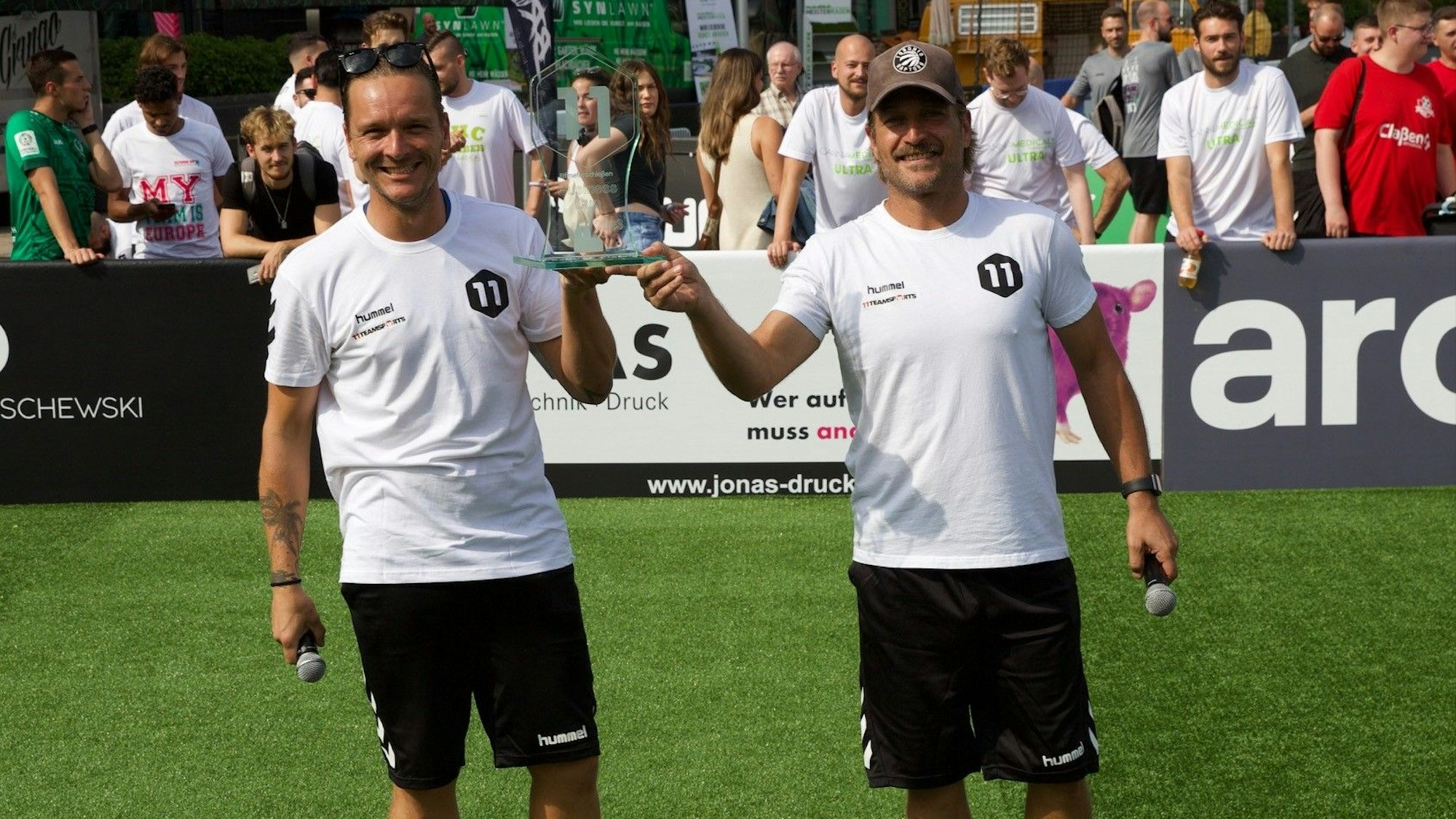 Die beiden Hauptverantwortlichen Marco Kopainski (links) und Christian Tiede (rechts) mit einem dem Business-Cup-Pokal.