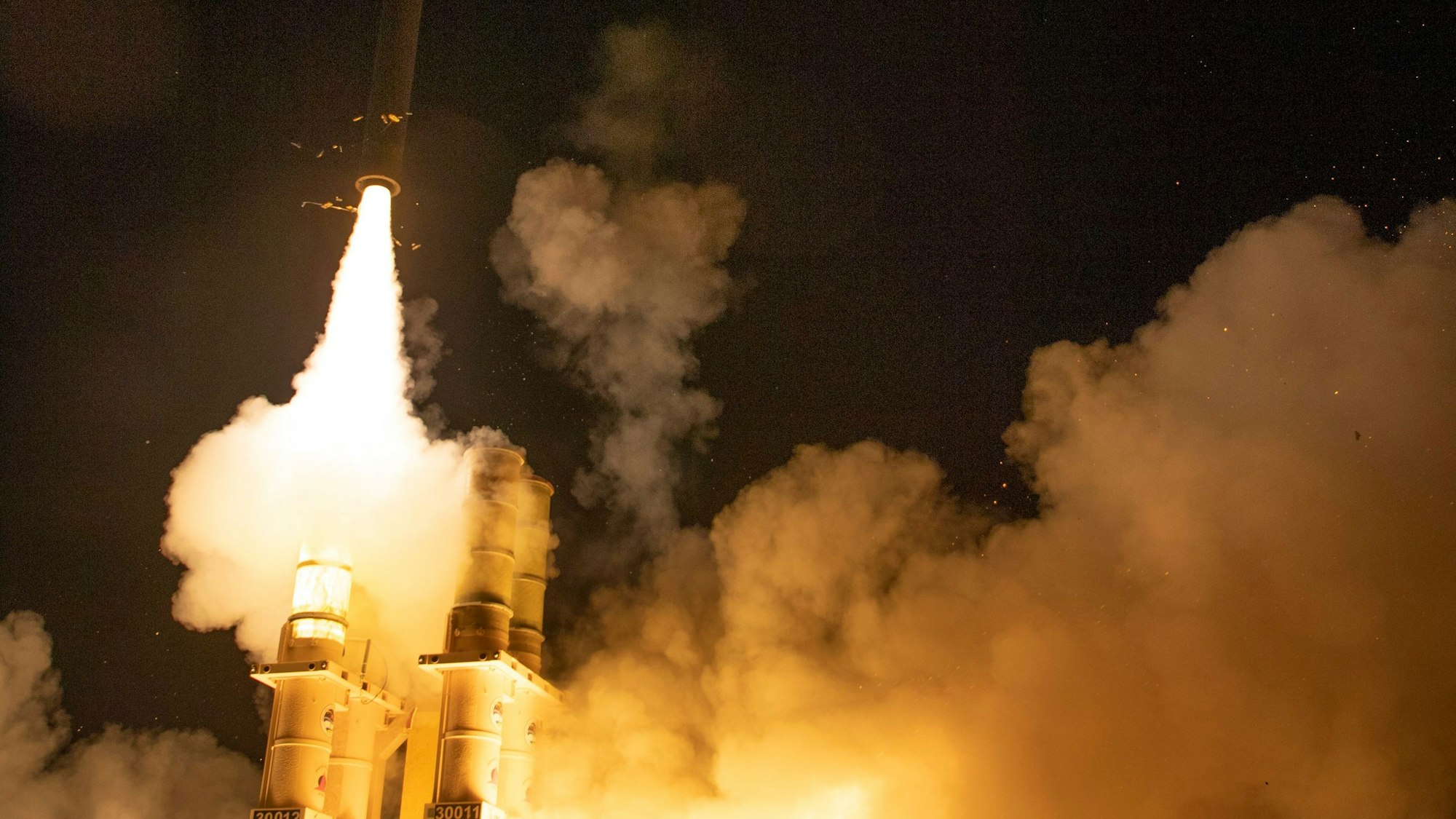 Die vom israelischen Verteidigungsministerium herausgegebene Aufnahme zeigt den Start einer Rakete des Raketenabwehrsystems "Arrow 3".