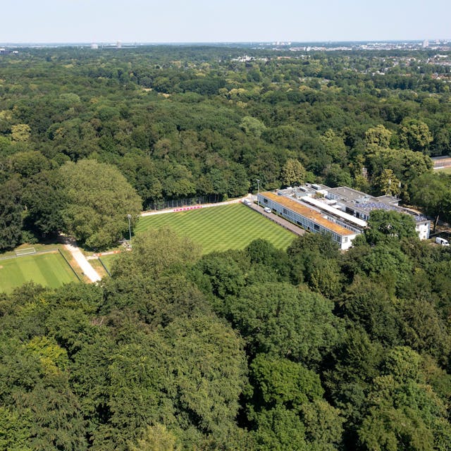 Ein Luftbild vom Geißbockheim.