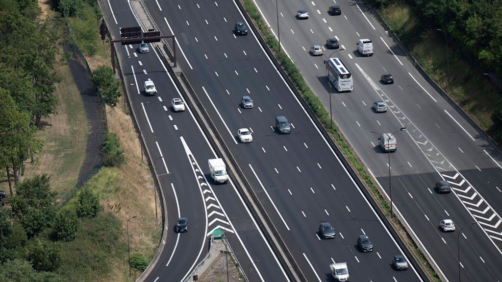 Autos fahren auf einer Autobahn in der Nähe von Paris (Frankreich).