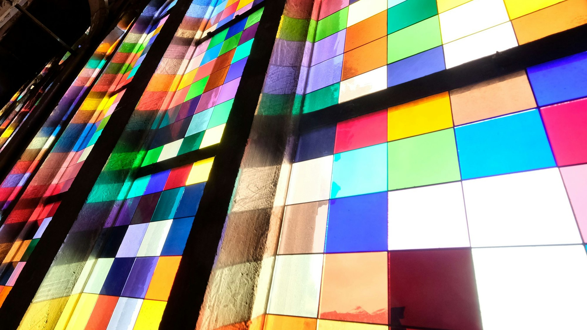 Das Gerhard-Richter-Fenster im Kölner Dom mit seinen bunten Farbquadraten.