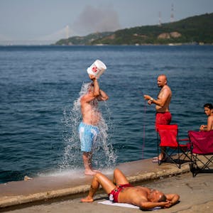 Menschen kühlen sich in Istanbul mit Wasser des Bosporus ab. Am Mittwoch wurde in der Türkei ein neuer Temperaturrekord aufgestellt – und die Trinkwasserreserven werden knapp. (Archivbild)