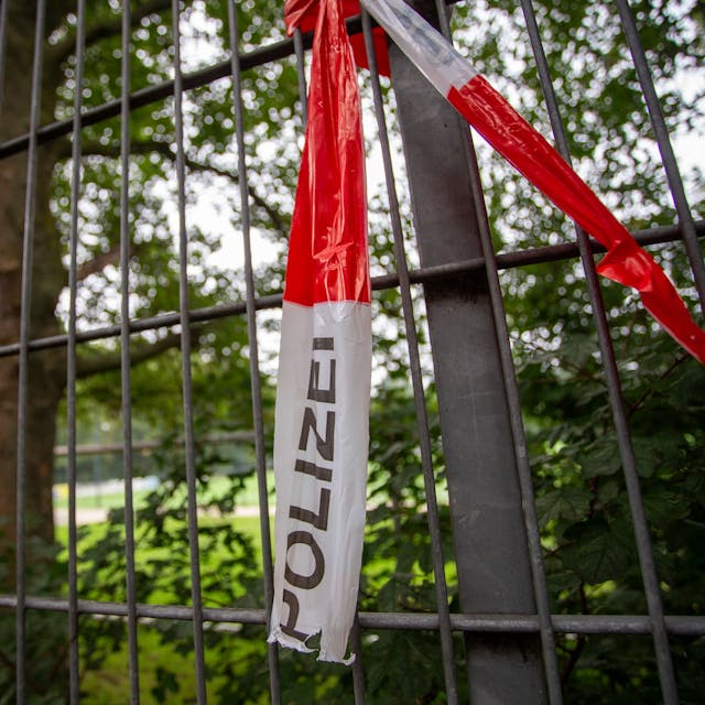 Reste eines Absperrbands der Polizei hängen am Zaun des Fußbalplatzes in der Wuppertaler Straße in Buchheim.