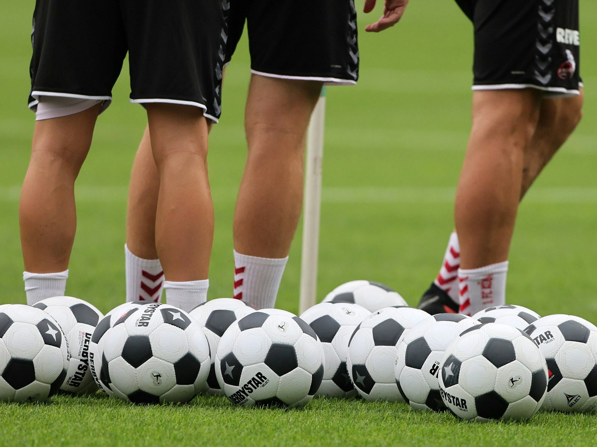 Für die nächsten zwei Wochen trainiert der 1. FC Köln mit dem Jubiläums-Ball von Derbystar.