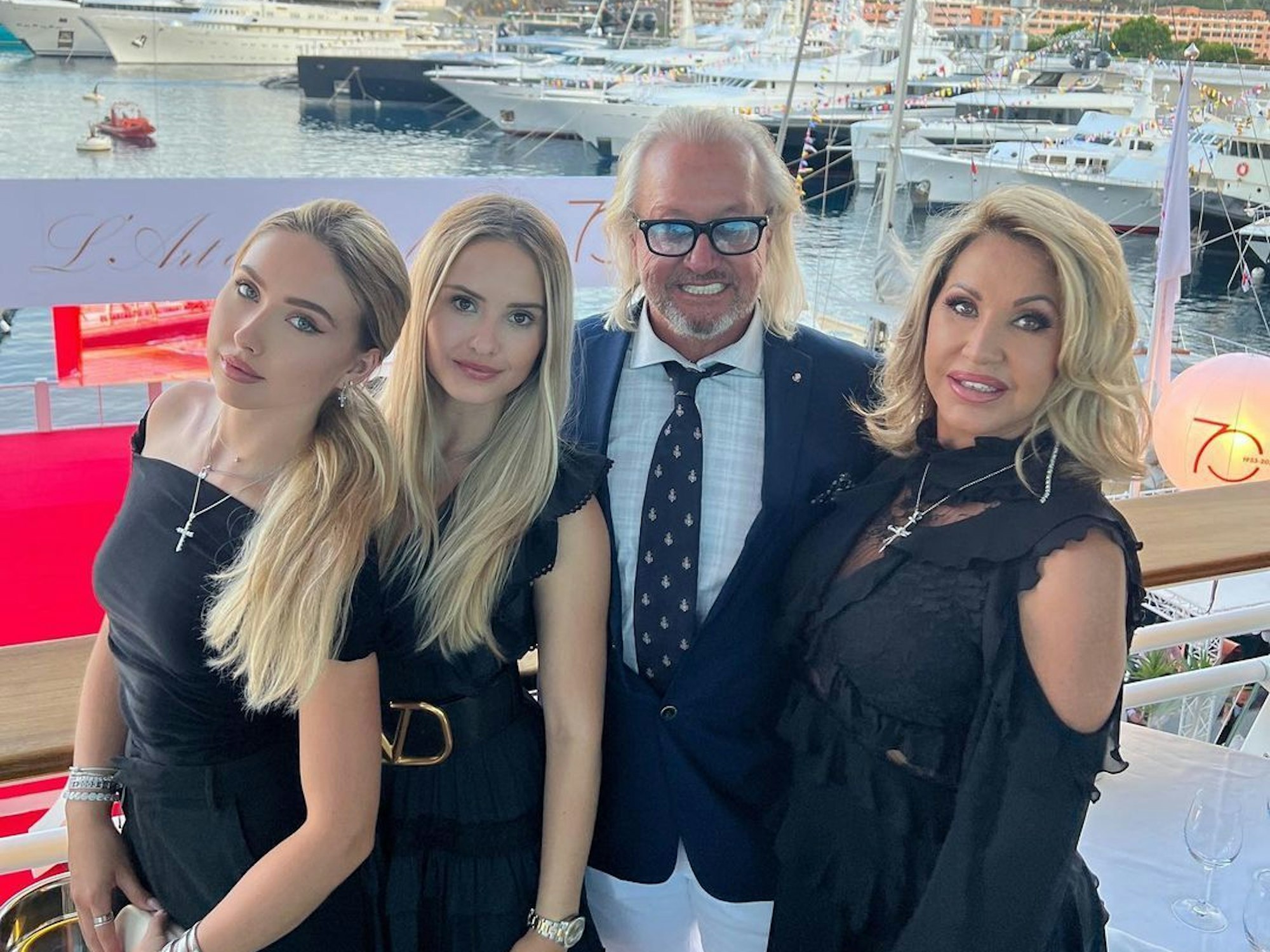 Robert und Carmen Geiss, hier mit ihren Töchtern Shania und Davina auf einem Boot.