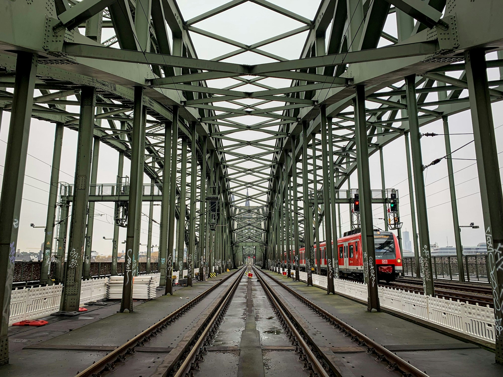 Eine S-Bahn der Deutschen Bahn auf den Gleisen der Hohenzollernbrücke 