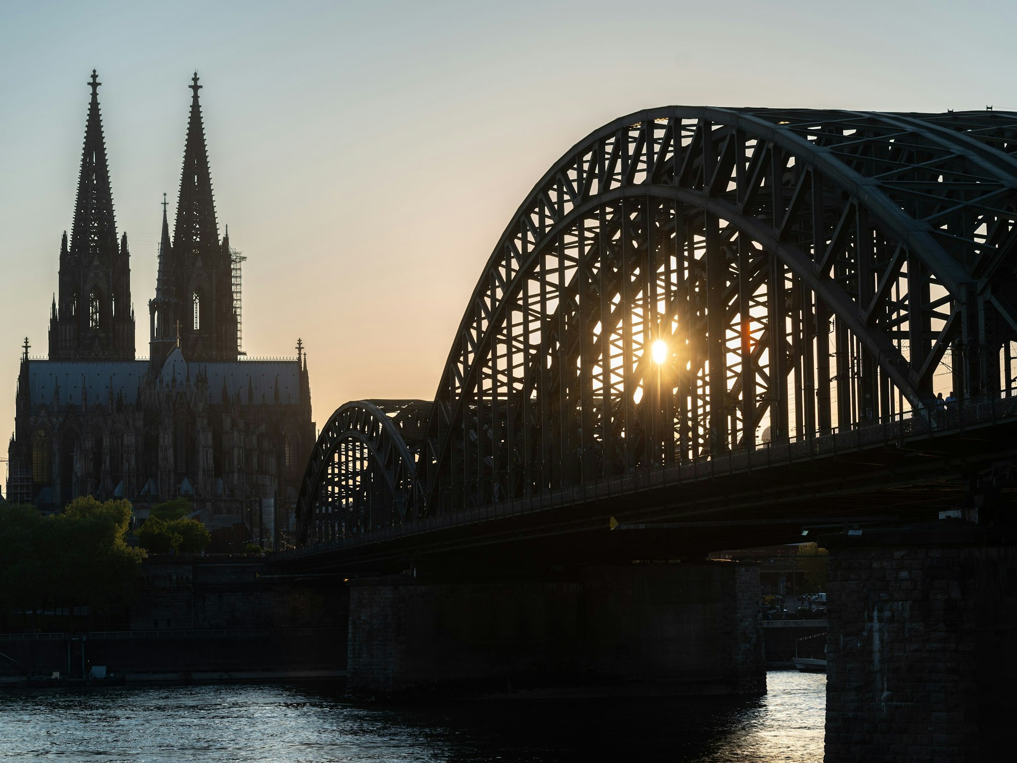 Kölner Dom und Hohenzollernbrücke bei Sonnenuntergang 
