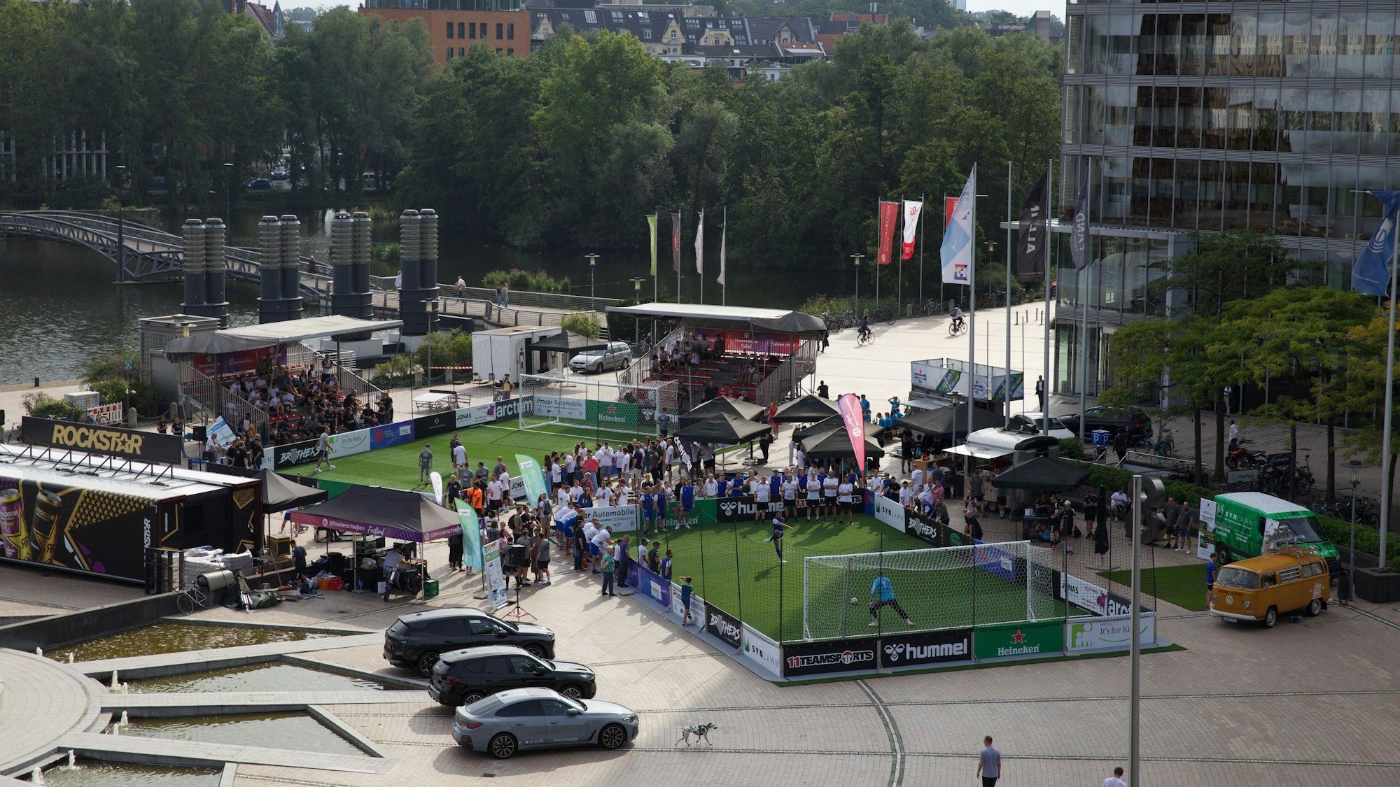 Das „Elfmeter Festival Cologne“ von oben aufgenommen. Zwei Fußballplätze und verschiedene Stände sind zu sehen.