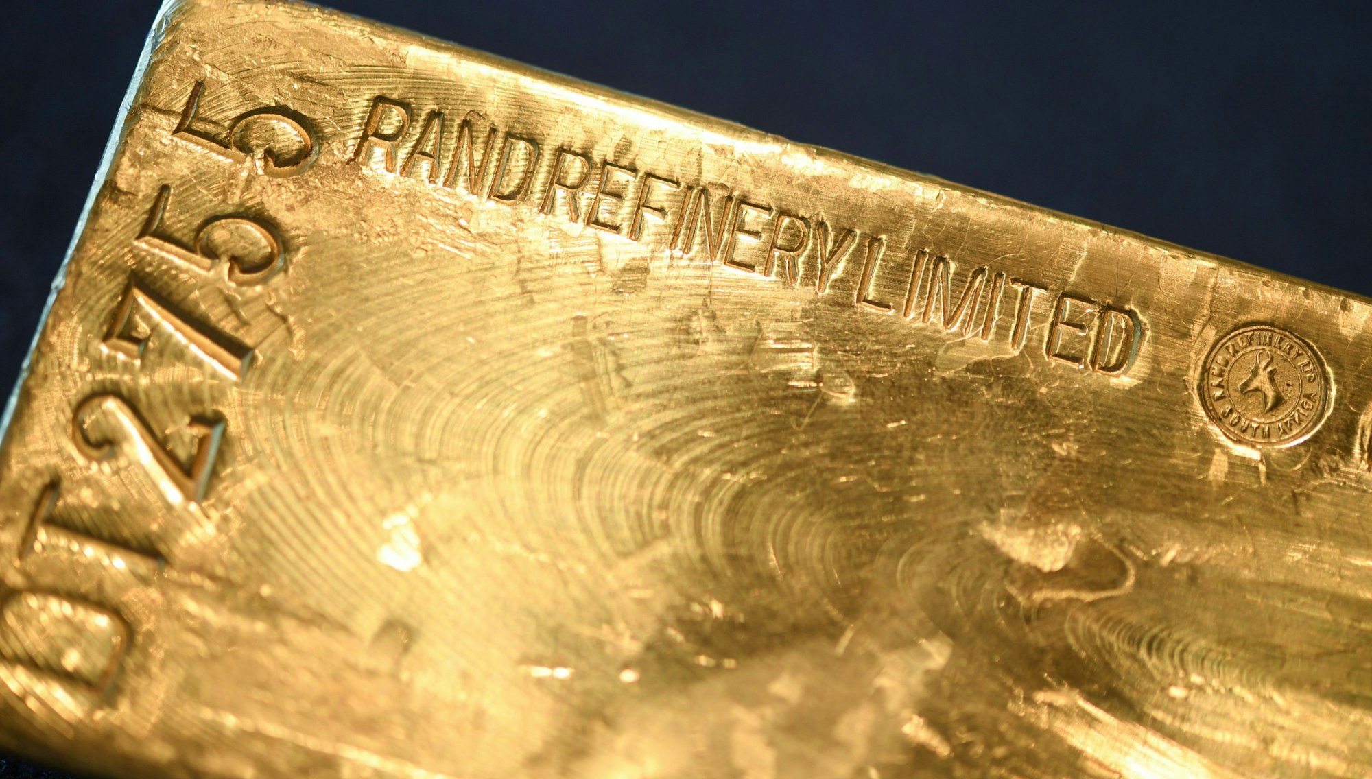 Die Deutsche Bundesbank präsentiert in ihrer Zentrale einen Goldbarren, der aus London verbracht wurde.