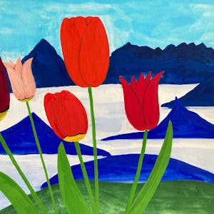 Rote Tulpen stehen vor einer blau-weißen Bergkulisse.