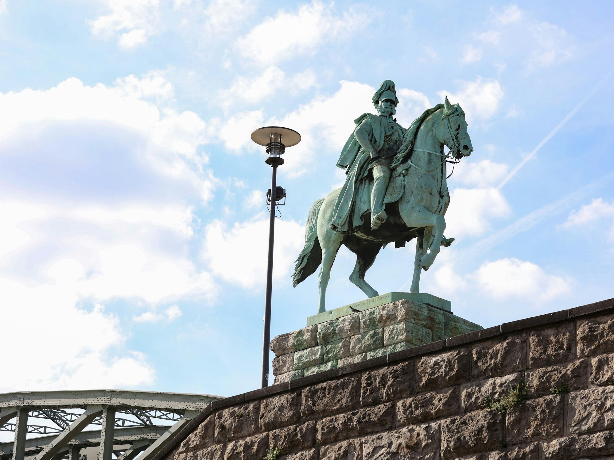 Das Reiterstandbild von Wilhelm I. König von Preußen und von 1871-1888 erster Deutscher Kaiser steht auf der östlichen Südseite der Hohenzollernbrücke.