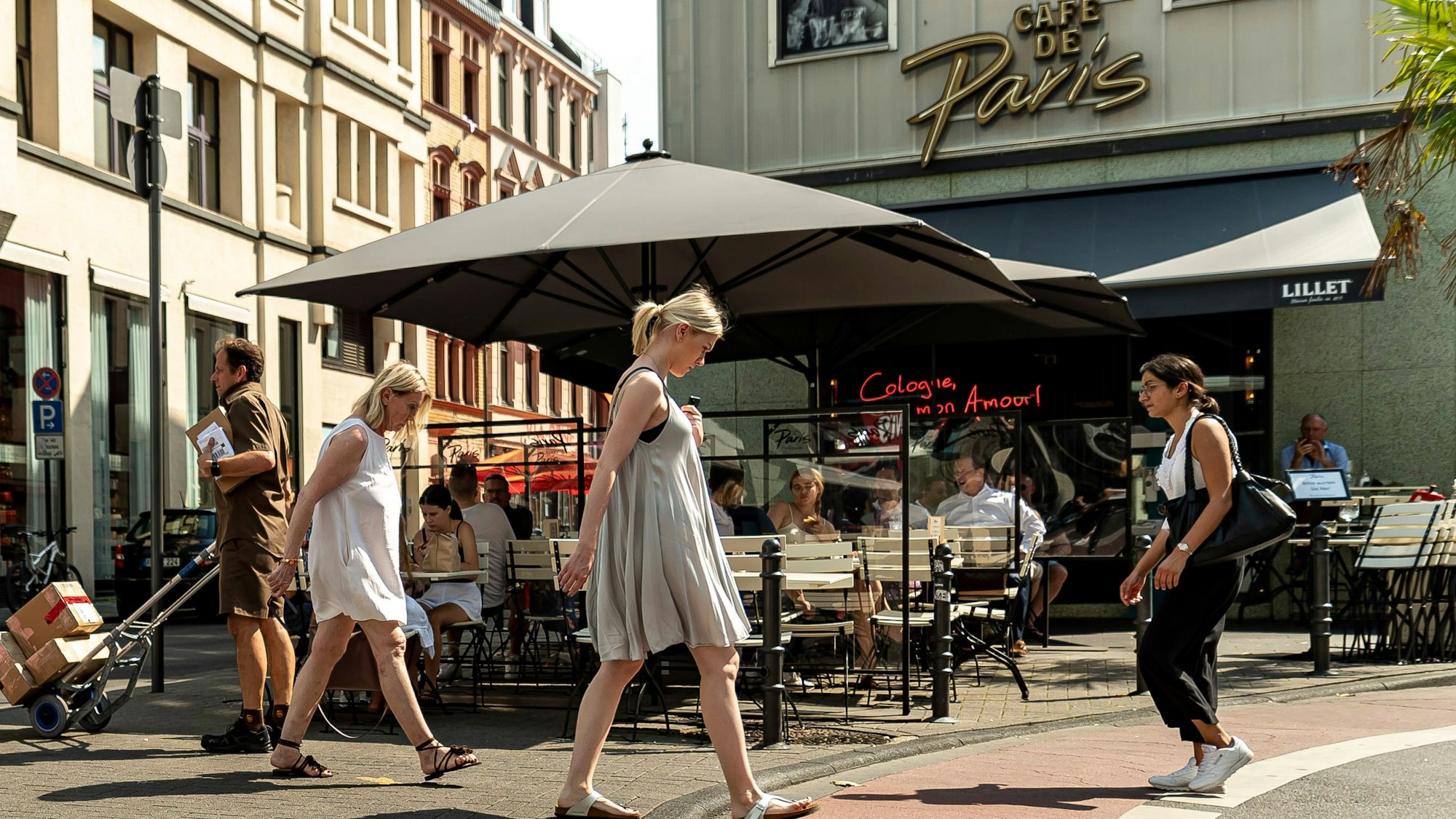 Außengastronomie vom Café de Paris mit Fußgängern im Vordergrund