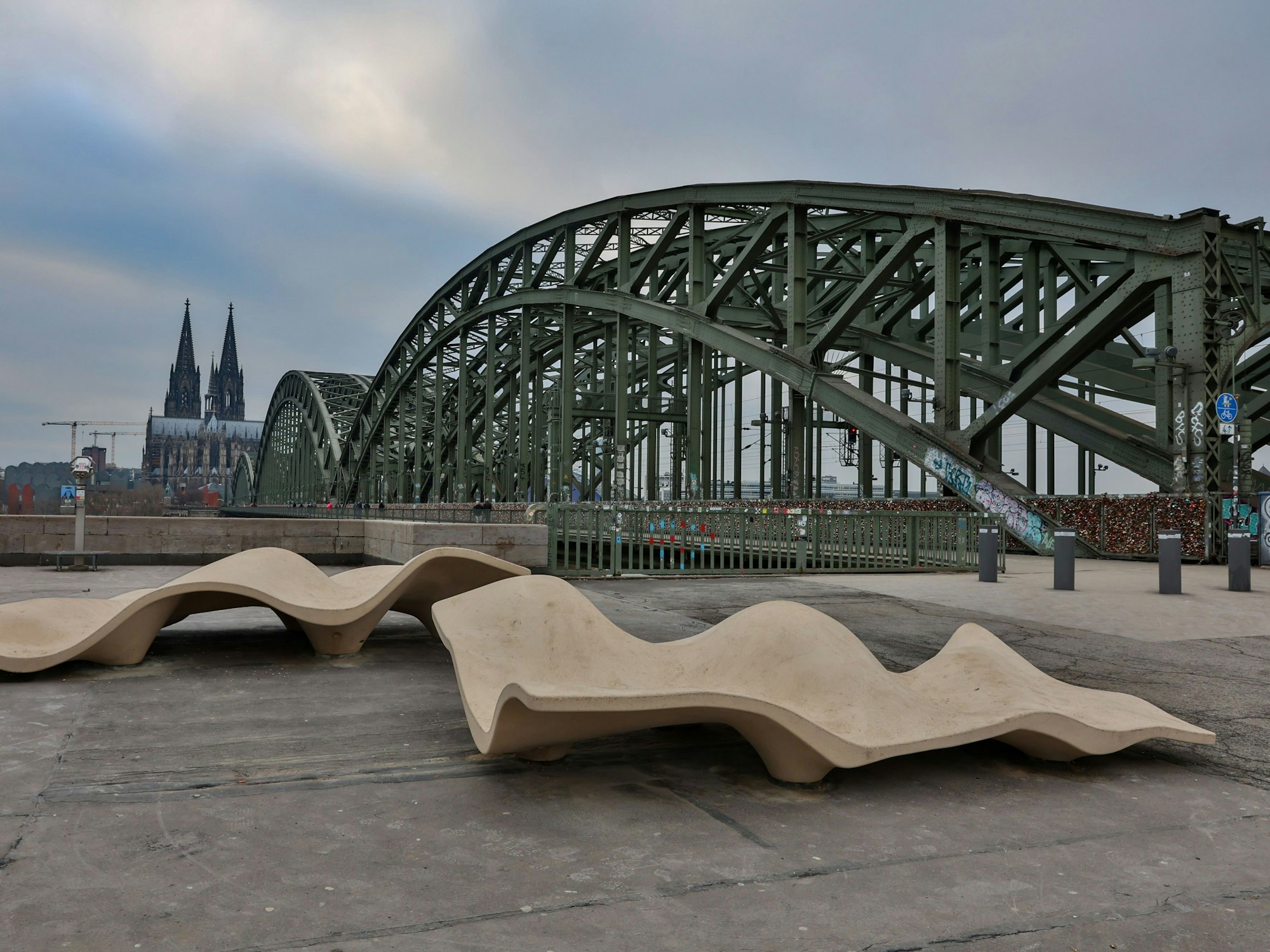 Sitzmöbel von der Stadt Köln auf dem Platz vor der Hohenzollernbrücke rechtsrheinisch