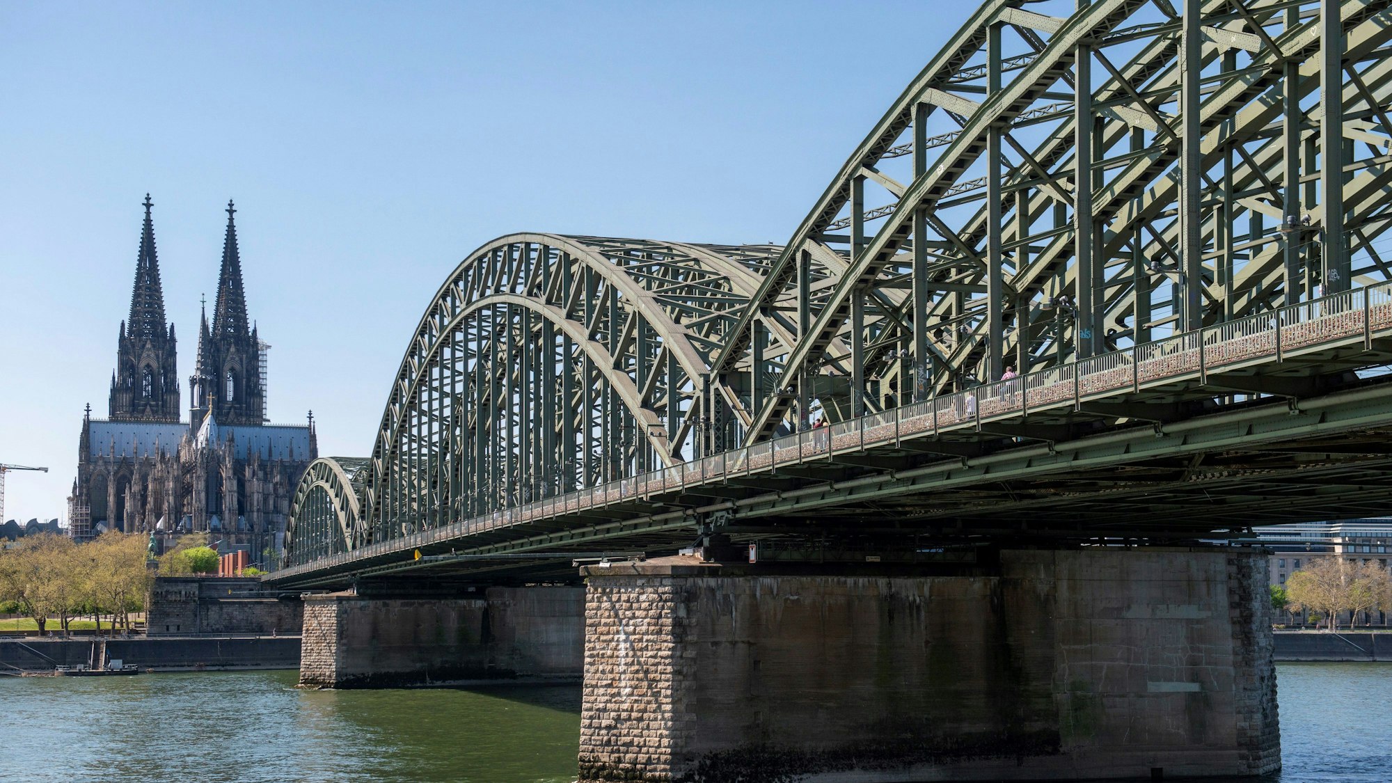Der Kölner Dom mit der Hohenzollernbrücke im Vordergrund.