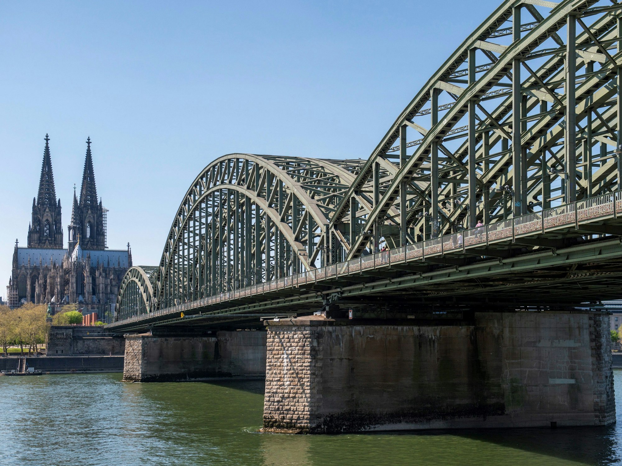 Hohenzollernbrücke und Dom aus Sicht der Deutzer Rheinpromenade