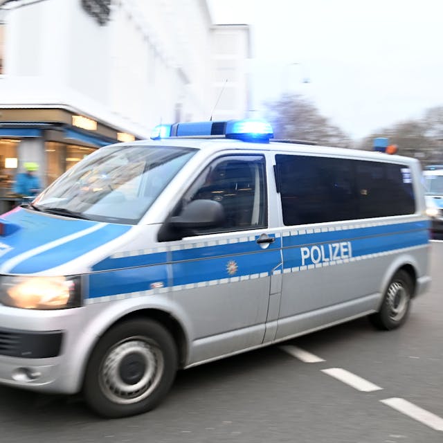 Ein Polizeiwagen fährt mit Blaulicht zu einem Einsatz.