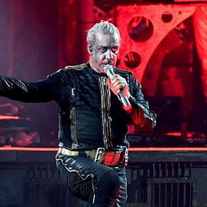 Till Lindemann bei einem Konzert im Juni 2022 in Düsseldorf. Gegen den Rammstein-Sänger haben mehrere Frauen teilweise schwere Kritik geäußert. (Archivbild)