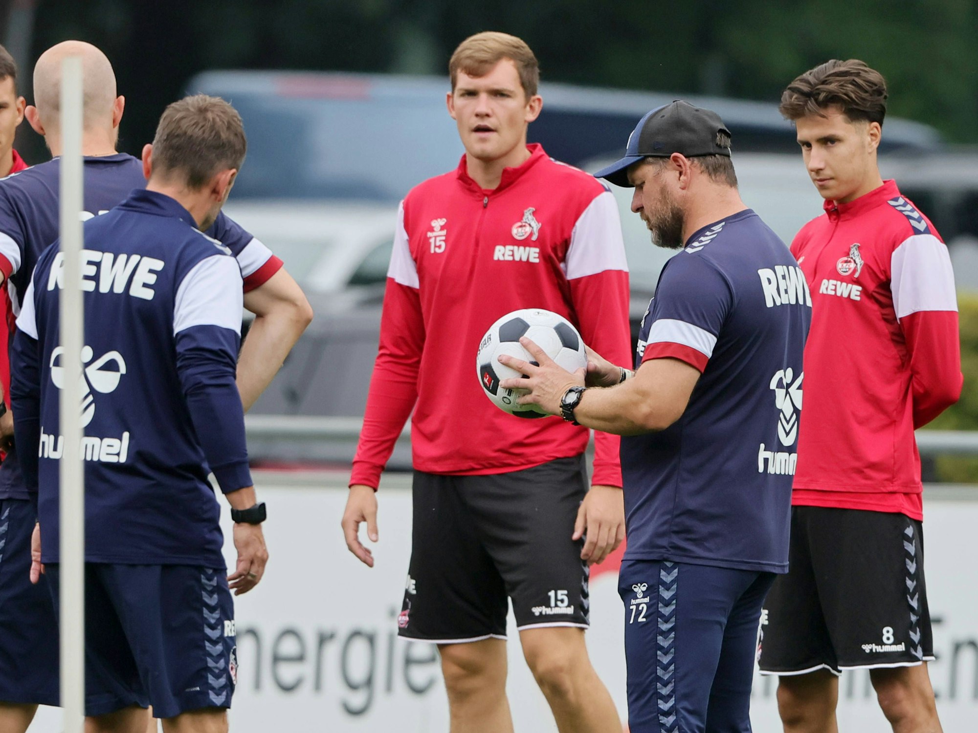 FC-Trainer Steffen Baumgart begutachtet den neuen Derbystar-Ball zum 60-jährigen Bestehen der Bundesliga.