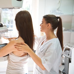 Frau und Ärztin bei der Mammografie