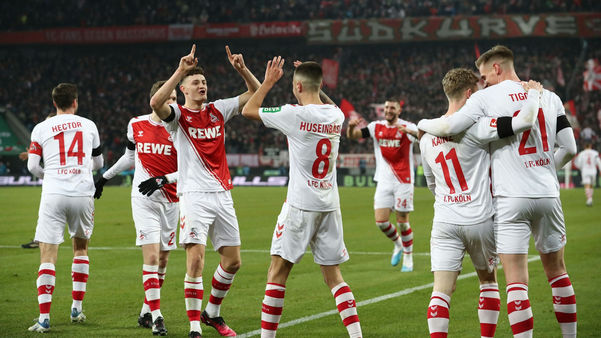 Die Spieler des FC Köln jubeln nach einem Treffer gegen Werder Bremen in der vergangenen Saison.








