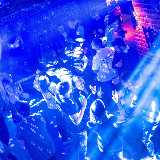 Junge Leute feiern und tanzen bei Discobeleuchtung im Club Roonburg.