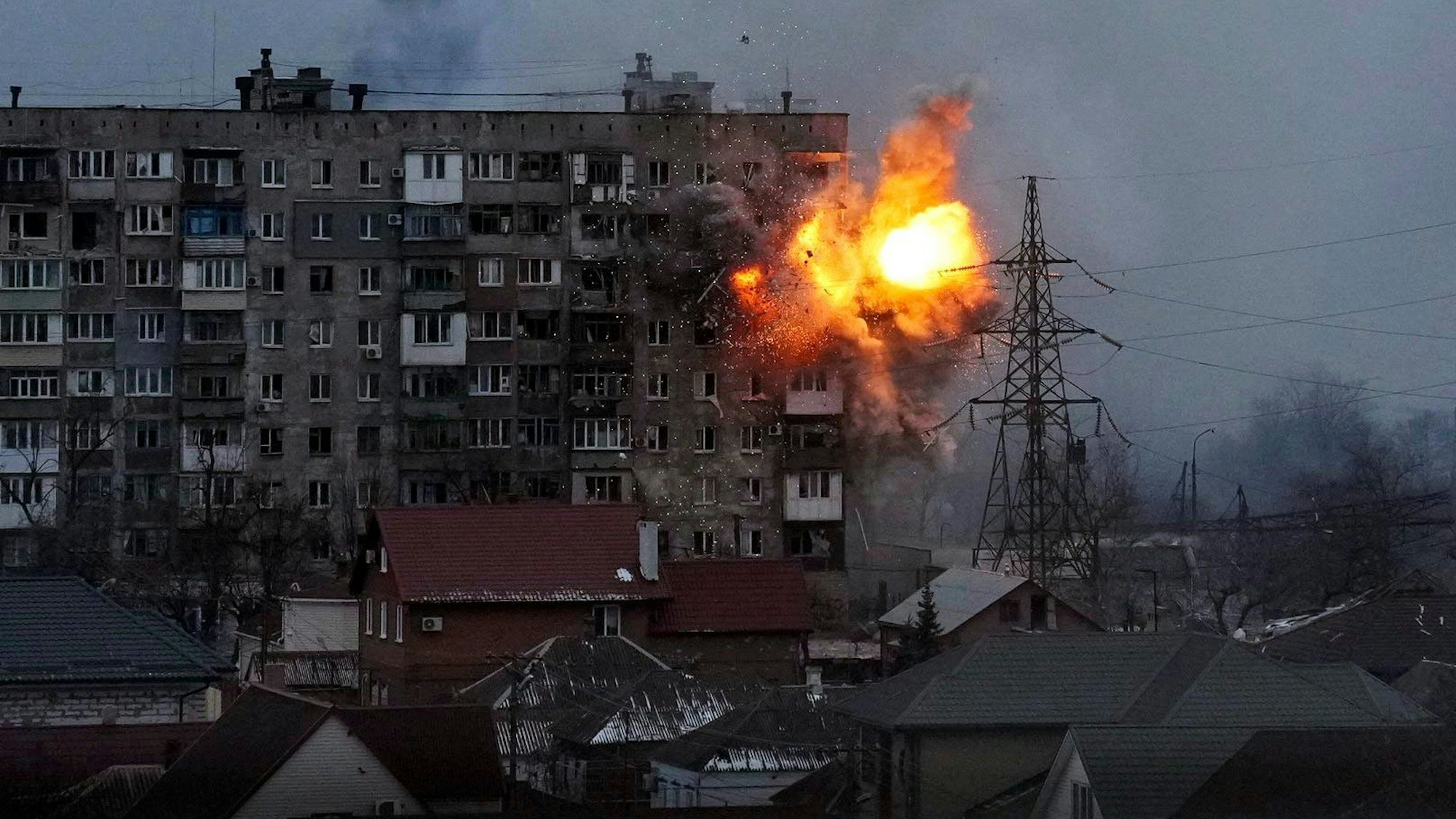 11. März 2022: Ein russischer Panzer feuert auf Wohnhäuser im ukrainischen Mariupol, es entsteht eine große Explosion an dem zivilen Gebäude.